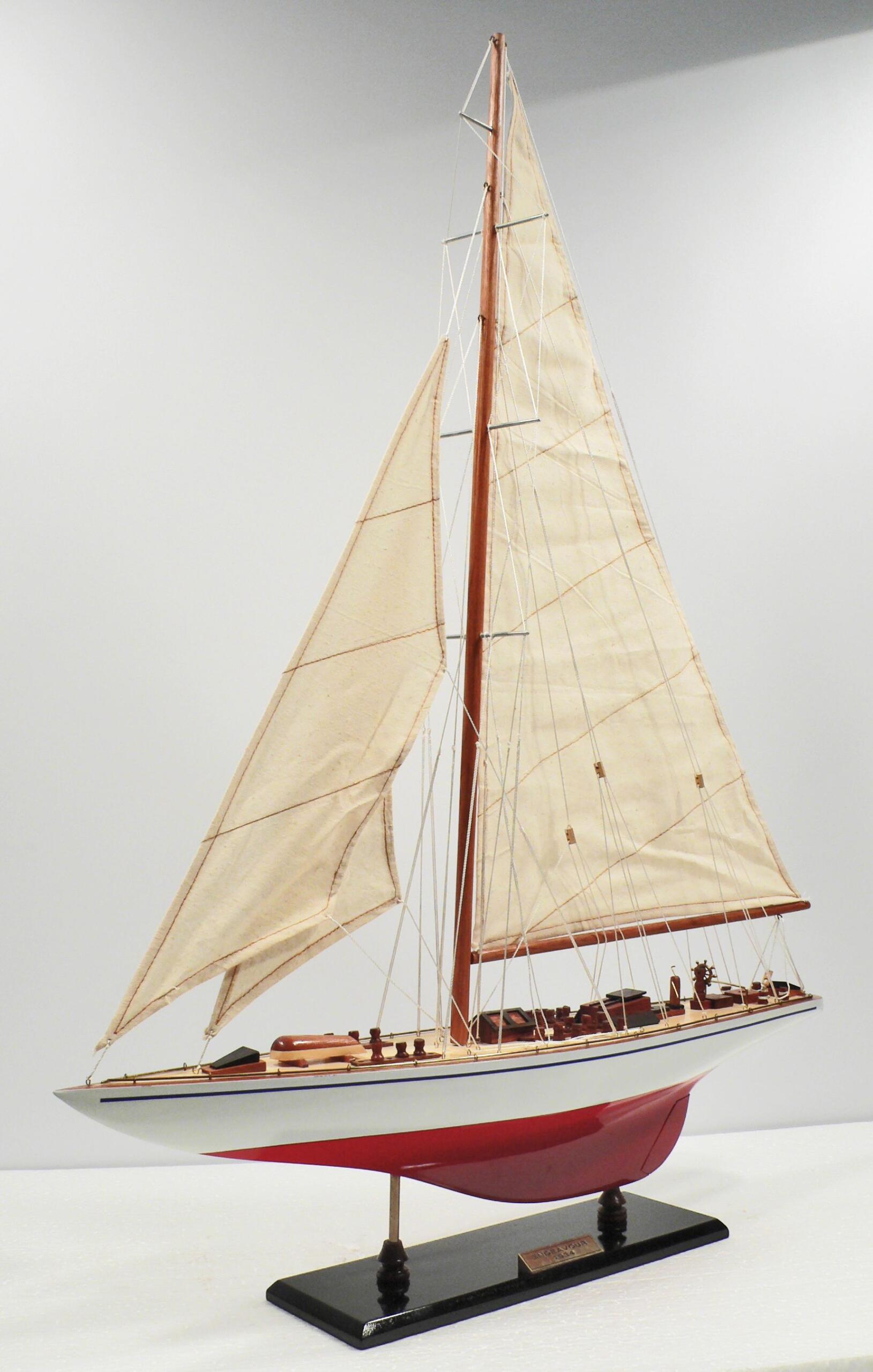 Endeavour-L60-Rot-Weiss-02-scaled