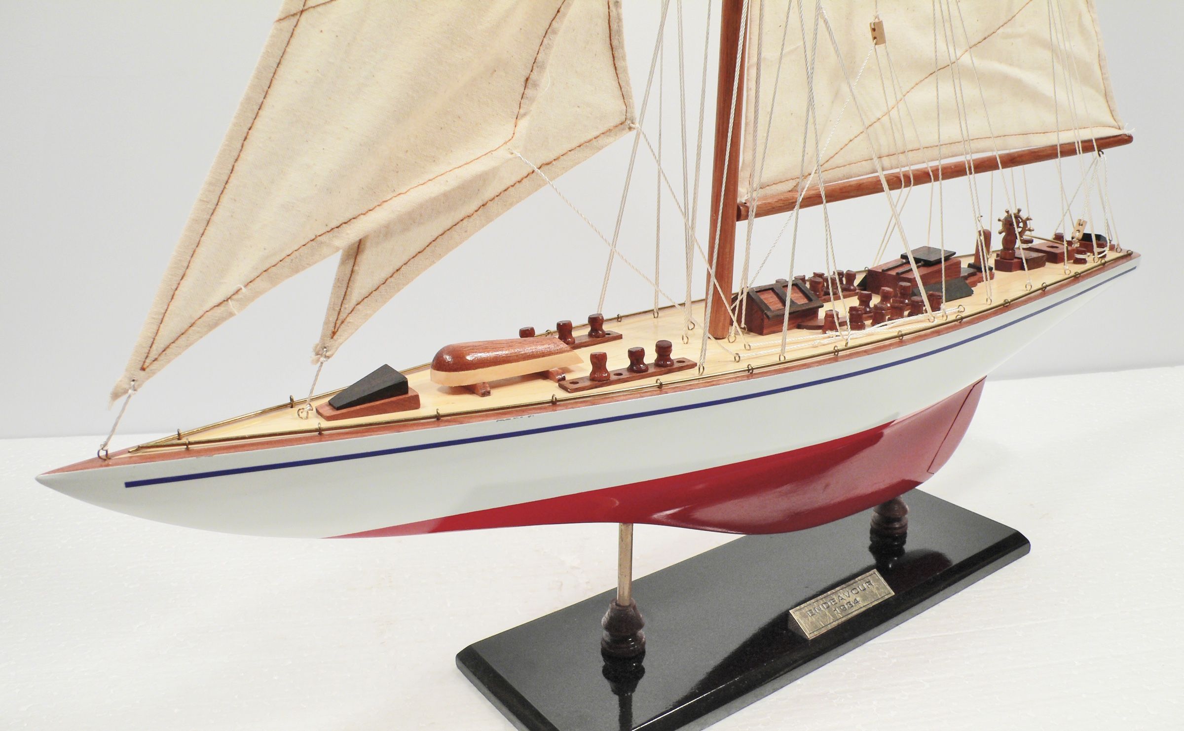 Endeavour-L60-Rot-Weiss-03