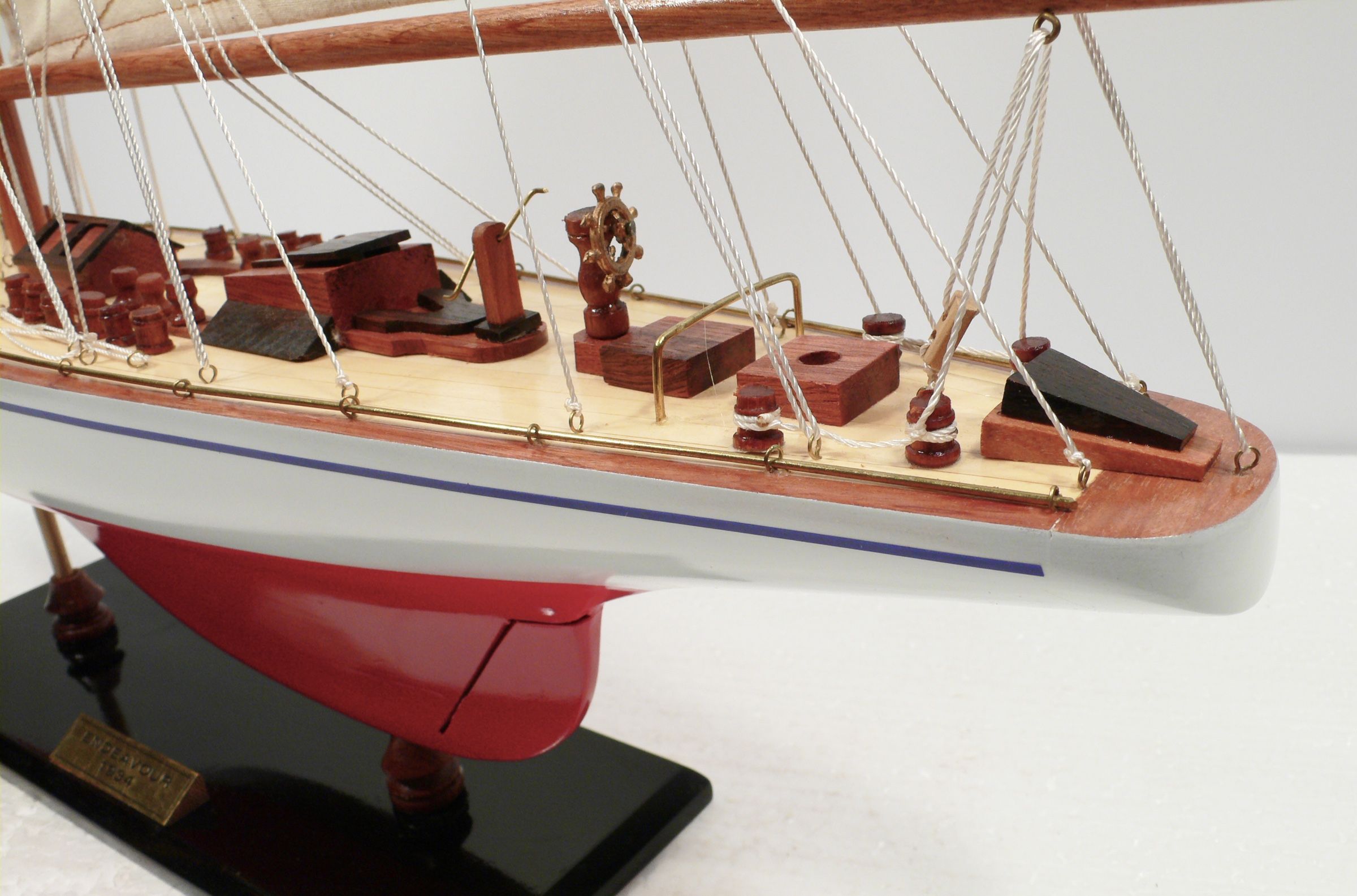 Endeavour-L60-Rot-Weiss-05