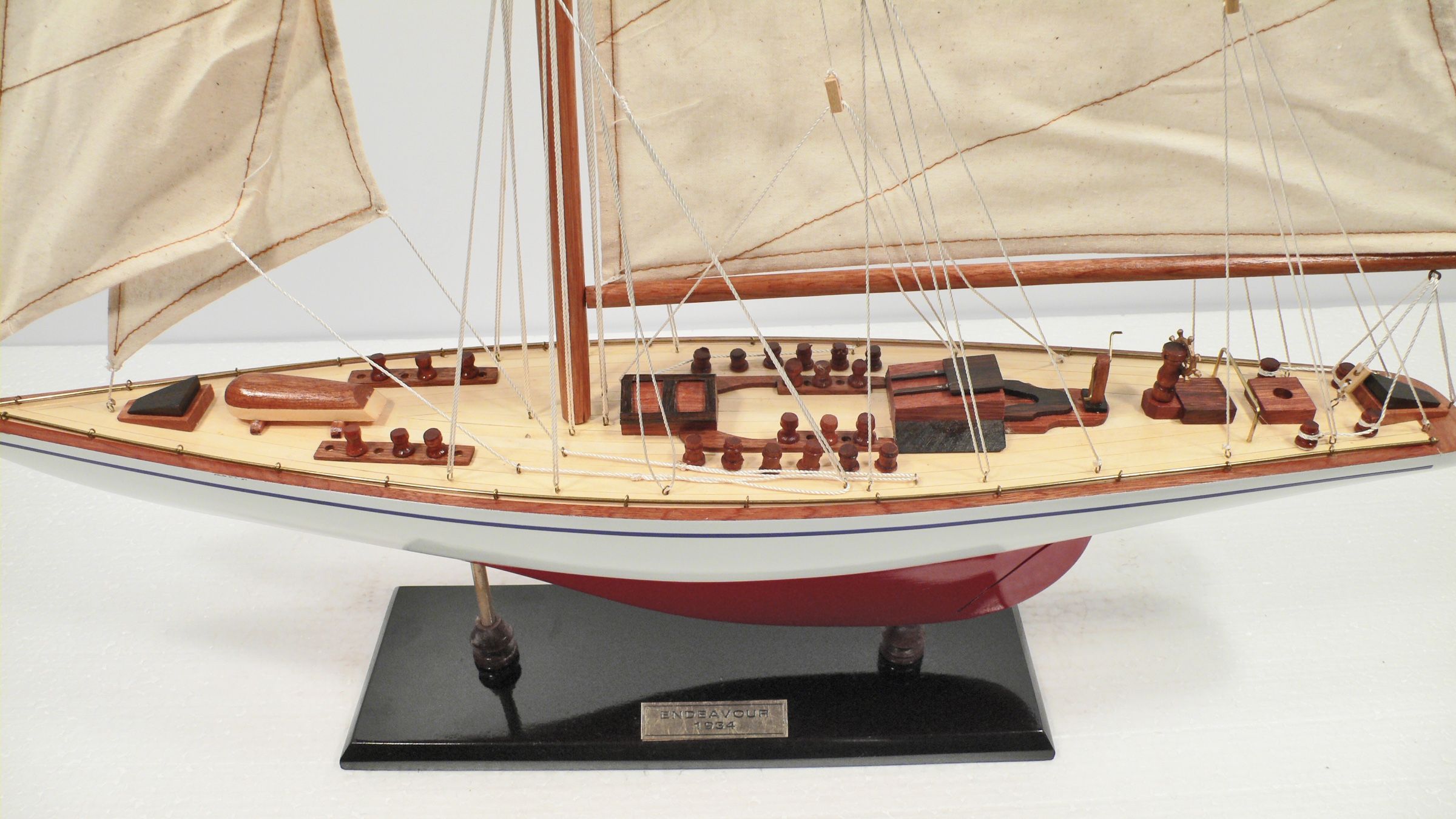 Endeavour-L60-Rot-Weiss-06