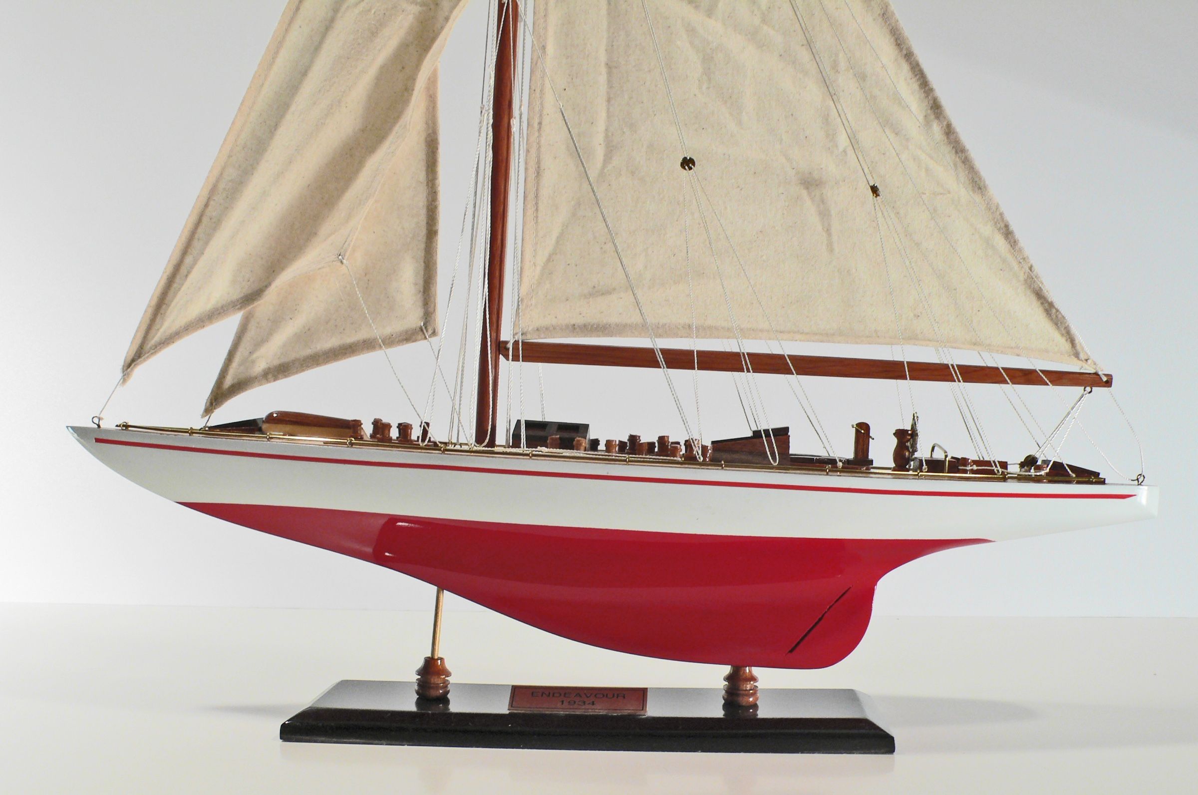 Endeavour-Painted-RW-L80-02