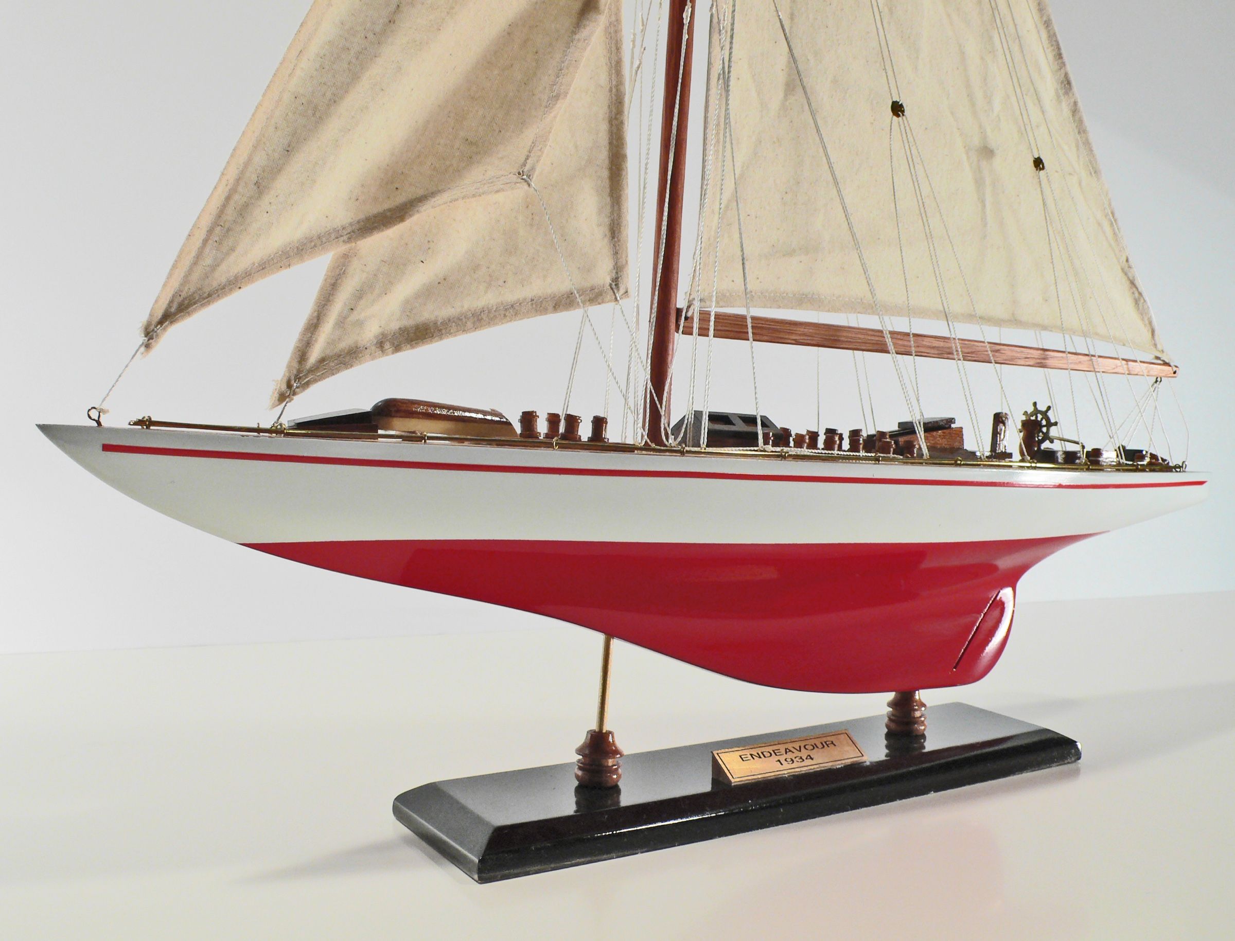 Endeavour-Painted-RW-L80-05
