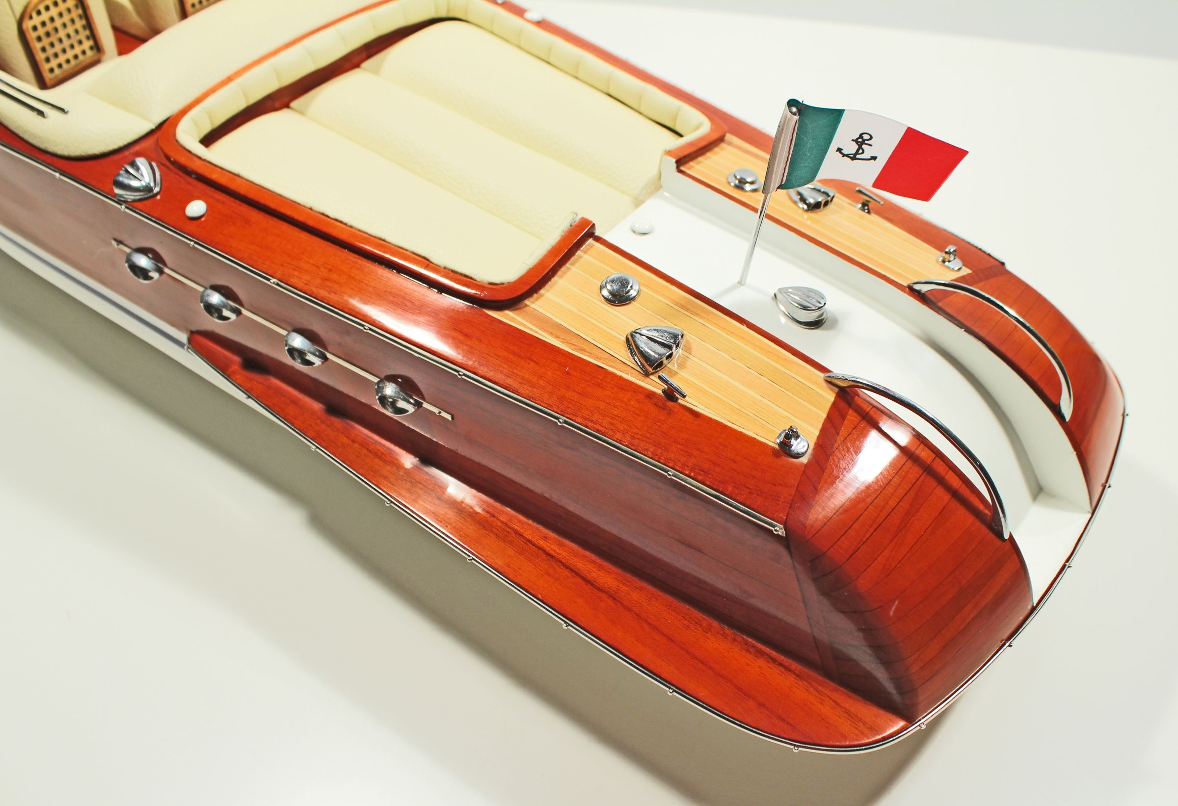 Seacraft Gallery Riva Aquarama Bateau en bois avec sièges en cuir Rouge/blanc 69,8 cm