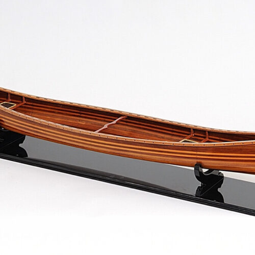 Handgefertigtes Schiffsmodell aus Holz eines Kanus